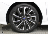 より大きく見えるデザインの純正18インチアルミホイール+225/45R18タイヤ。※ホイールロックナットは展示車の盗難防止用です。販売時には取り外しいたします。