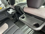 運転席&助手席後ろには後席用テーブル&ドリンクフォルダーを装備☆