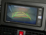 【バックカメラ】駐車時に後方がリアルタイム映像で確認できます。大型商業施設や立体駐車場での駐車時や、夜間のバック時に大活躍!運転スキルに関わらず、今や必須となった装備のひとつです!