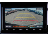【バックモニター】 後退時に車両の後ろ側を表示します。車庫入れなどでバックする際に安心です。