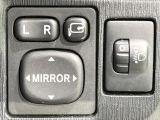 【電動格納ミラー】サイドミラーは電動格納式となっており、狭い駐車場でもキズがつくリスクを抑えられます。
