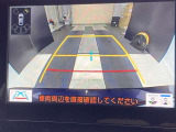こちらのバックカメラは画面にラインが表示されておりますので、バック時のクルマの進行方向の目安になります。より高いレベルで車庫入れをサポートする、便利な機能ですね。