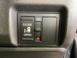 パワースライドドアが付いています。ワンタッチで簡単にお子様でも、お年寄りの方でも、開閉できますからとても便利です。キーレスや車内スイッチでも自動でドアの開閉ができます。