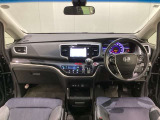 車内は光触媒抗菌消臭施工済です。インパネ周りはスタイリッシュなデザインです。グローブボックスやカップホルダーのほかにトレーなどたくさんの収納スペースが付いています。