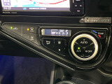 【オートエアコン】一度お好みの温度に設定すれば、車内の温度を検知し風量や温度を自動で調整。暑い&hellip;寒い&hellip;と何度もスイッチ操作をする必要はありません。快適な車内空間には必須の機能ですね♪