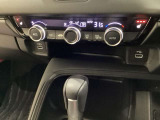 オートエアコンがついてますので、簡単操作で快適に過ごせます。リア熱線のスイッチの中にサイドミラーヒーターも入っています。パネル内のシートヒータースイッチは前席の左右別々に3段階で温度設定ができます。