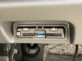 有料道路をキャッシュレスで通行できるETC車載器付きです。運転席足元に設置されています。ETCセットアップ費用は含まれておりません。別途必要となります。