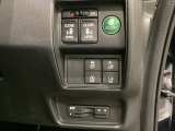 両側電動スライドドアは運転席から操作ができるよう、操作スイッチが付いています。その下にはHondaセンシング用のメインスイッチやETCがついています。高速道路の料金所の通過も楽々です!