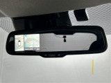 【デジタルルームミラー】車両後方カメラの映像をルームミラーに映すことが出来ます。 そのため、後席に人や荷物があって後方が見えづらい場合でもしっかり視界を確保することが出来ます。