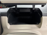 運転席側のインパネアッパーボックスは嬉しい収納!フタ付きなので小物が走行中に落ちる心配がありません♪