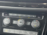 ●フロントシートヒーティング:運転席・助手席共にシートヒーターを装備。●デュアルオートエアコン:運転席・助手席それぞれで温度設定が可能な独立式オートエアコンを標準装備しております!