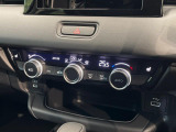 【オートエアコン】一度お好みの温度に設定すれば、車内の温度を検知し風量や温度を自動で調整。暑い&hellip;寒い&hellip;と何度もスイッチ操作をする必要はありません。快適な車内空間には必須の機能ですね♪