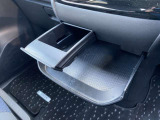 インストセンターロアBOX・グローブBOX・カップホルダー付きインストセンタースライドトレイ等、車内に持ち込んだ小物やドリンクが片付く収納も充実です。