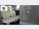 3列目の座席です。左側には助手席側の電動スライドドアスイッチがあります♪