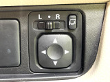 【電動格納ミラー】サイドミラーは電動格納式となっており、狭い駐車場でもキズがつくリスクを抑えられます。