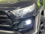【LEDヘッドライト】悪天候や夜間走行時も良好な視界を確保し安心して運転できる高輝度LEDヘッドライトを装備!点灯速度が早く、消費電力も抑えられています。
