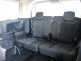 一番後ろのシートは3人掛けになっております♪♪