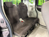 後部座席も気になるようなキズ・汚れやへたり等、大きなダメージはなく、良好な状態です。