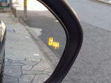 {ブラインドスポットモニター}隣の車線を走る車両をレーダーで検知し、ドアミラーに搭載されたLEDインジケーターが点灯し注意を喚起してくれます。