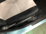 痛みの出やすい運転席シートの角、フロアマット、座面、ともに良好です