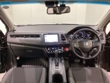 車内は光触媒抗菌消臭施工済です。スタイリッシュなデザインで暖かみのあるインパネ周りを演出します。グローブボックスやカップホルダーのほかにトレーなどたくさんの収納スペースが装備されています。