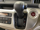 CVT車のセレクトレバーです。低速から高速まで、変速ショックのないスムーズな走りを実現するとともに、エンジン効率のよい領域を維持することで燃費にも貢献します。