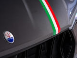 内外装ともにイタリアのトリコロール旗に敬意を表した特別仕様の1台となります。