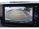 リヤカメラ付きなので、シフトレバーをリバースにすると連動してカメラ映像に切り替わります。