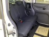 ホンダ車の低床ボディは、チャイルドシートへのお子さまの乗降や荷物の積載もスムーズ。足元もゆったりとしていますので、おくつろぎいただけます。