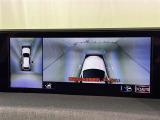パノラミックビューモニターを装備。駐車場や交差点でクルマを真上から見るように周囲を確認できます。機能の詳細は販売店スタッフまでおたずねください。