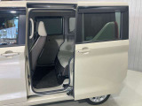 左側電動スライドドアは、子供の送り迎えの際に運転席からドアの開閉ができるので便利です。ルーフが高いので大人のかたの乗り降りもしやすいですよ★