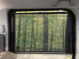 【ロールシェード】日差しや車外からの光が眩しいときにサッと引き出して使える、ロール格納タイプのサンシェードを装備。後席に乗ったお子様がウトウトしだした時など、ぜひご活用ください♪