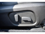 運転席パワーシート 電動シート採用で細かい微調整ができ、ドライビングポジションにしっかり合わせることで疲労軽減や事故防止につながります♪♪