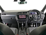 見晴らしの良い運転席まわり。前が良く見え、メーターパネルもとても見やすいので運転に集中でき疲れにくいのが良いですね。各スイッチ類も大きいので運転しながらの操作もし易いです。