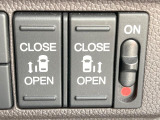 【両側パワースライドドア】スマートキーや運転席のスイッチで後席両側スライドドアの開閉が可能♪電動だから力を入れてドアを開ける必要が無く、小さなお子様でも簡単に開け閉めでき快適です♪