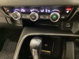 オートエアコンがついてます。左右独立で温度設定のできるデュアルオートエアコンです。パネル内のシートヒータースイッチは前席の左右別々に3段階で温度設定ができます。