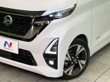 【LEDヘッドライト】悪天候や夜間走行時も良好な視界を確保し安心して運転できる高輝度LEDヘッドライトを装備!点灯速度が早く、消費電力も抑えられています。
