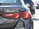 L字型の特徴的なテールランプが、後のドライバーへBMWを印象付けます。
