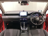 車内は光触媒抗菌消臭施工済です。スタイリッシュなデザインでスポーティなインパネ周りを演出します。グローブボックスやカップホルダーのほかにトレーなどたくさんの収納スペースが付いています。