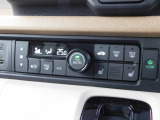 オートエアコンの操作パネルです。左右の座席にはシートヒーターが付いていて座面と背もたれで体を暖かくします。