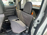 2列目にご乗車の方もゆったり足が組める驚きの広さです。