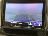 【バックカメラ】運転が苦手な方も車庫入れラクラクです!ギアをリバースに入れれば自動的に切り換わりますので、面倒な操作は不要です♪狭い駐車場もお車を傷つけず安心ですね!