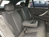 後席も使用感はさほど感じず、運転席・助手席同様に清潔感があります。後席シートもしっかりと作り込まれていますので、座り心地も悪くありません。是非、実車にてご確認下さい。