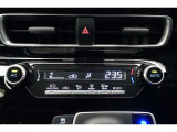 ★エアコンはオートタイプが装着済みです!オートモードにしておけば、車内温度を設定するだけで風の料や吹き出し口の切り替えを機械が行ってくれます!一年中快適な環境を作れますよ♪