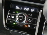 【オートエアコン】車内温度を感知して自動で温度調整をしてくれるのでいつでも快適な車内空間を創り上げます!どの席に座っても快適なドライブが楽しめます♪