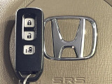 【Hondaスマートキー】カバンやポケットに入れたままでもドアの施錠・解錠が可能なスマートキーを装備。エンジンのオン・オフ時もカギを取り出す必要が無いからとっても便利です♪