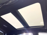 【サンルーフ】開放感たっぷりの希少装備、サンルーフが装着されています!車内に明かりを取り入れたり景色を楽しむ以外にも、車内の空気も簡単に換気できて快適です!
