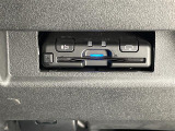 【ETC】有料道路を利用する際に料金所で停止することなく通過できる、ETC車載器(ノンストップ自動料金収受システム機器)が装備されています。セットアップを行うことで利用可能になります。