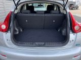 【ジューク】4名乗車時でも(形状にもよりますが)9インチゴルフバッグ、または大型のスーツケース1個を積み込めるラゲッジスペースを確保しています(*^-^*)