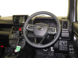 運転席まわりです。 各操作スイッチは使いやすい位置に配置されてます。